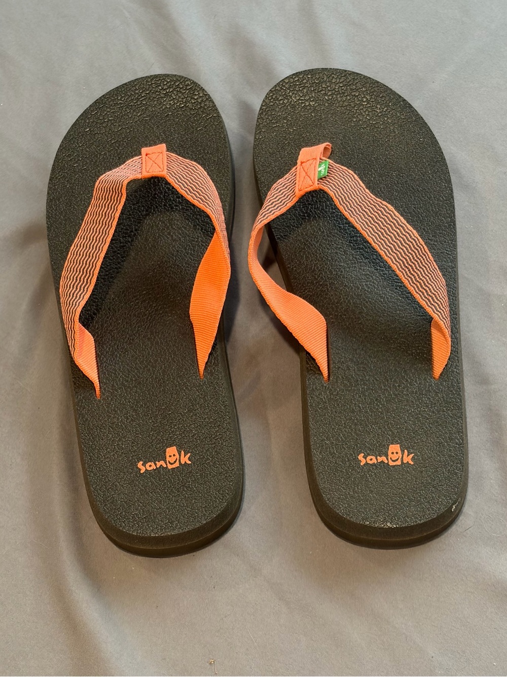 Sanuk Womens Black and Coral Flip Flops 8